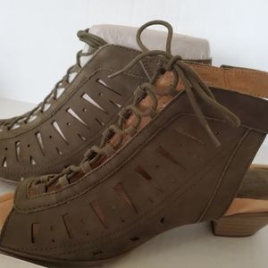 NIB Earth Kristen Open Toe Heel Lace Up Bootie Sandal Dark Olive Soft Buck 10D